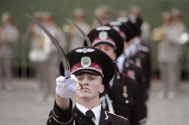 Những học viên trường sĩ quan Ukraina diễu hành tại fan zone ở Kharkiv.